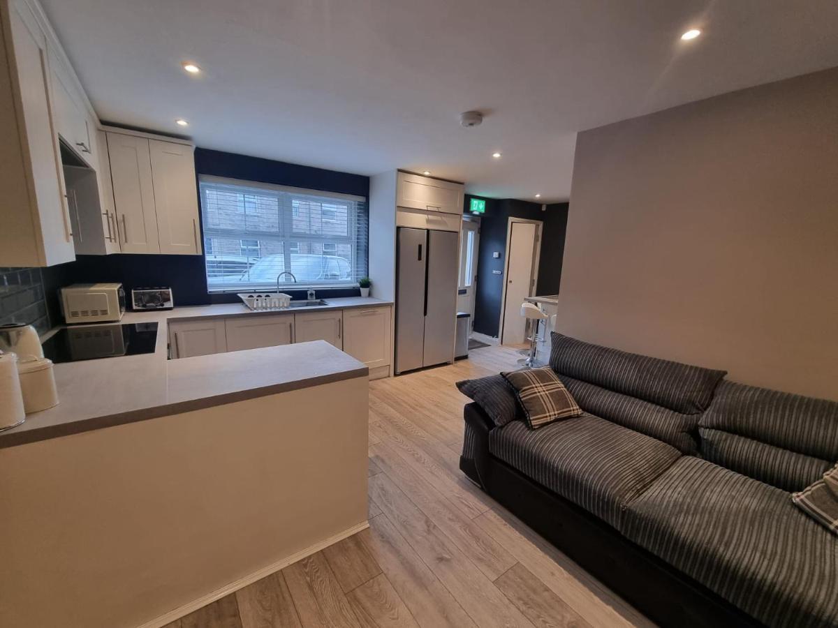 6 Dbl Bed, Central Huddersfield House Inc Parking Exterior photo