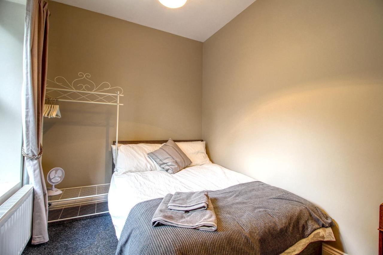 6 Dbl Bed, Central Huddersfield House Inc Parking Exterior photo