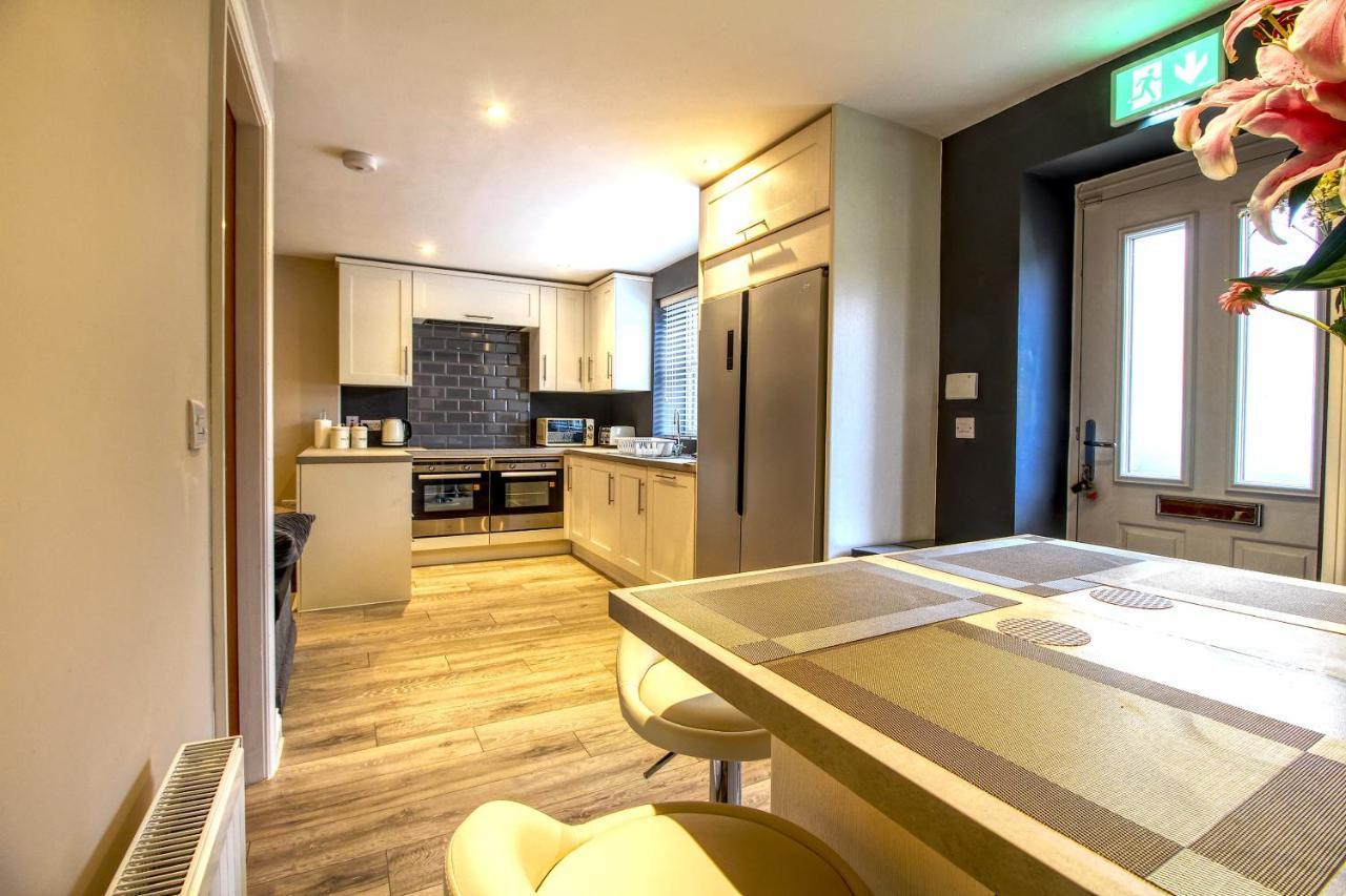6 Dbl Bed, Central Huddersfield House Inc Parking Exterior photo